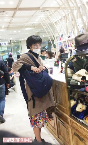 悩み抜いて選んだ帽子をレジで会計する門脇