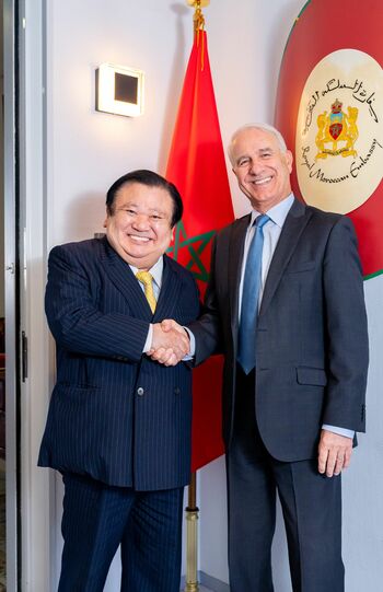 モロッコ大使公邸入り口にある国旗の前で、ふたりは何度も固い握手