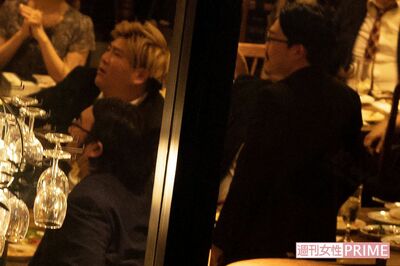 ビスケットブラザーズはコンビで隣の席に座っていた