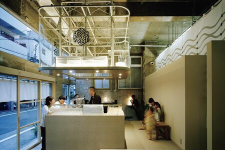 湯上がりに特別な時間を味わえる、ビアバーとDJブースを備えた番台バー