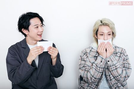 「ミートソースたっぷりのモスバーガー」食べ方1：紙ナプキンを手元に用意　撮影／山田智絵