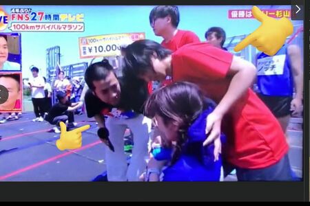 ネットで拡散されている、『FNS27時間テレビ』100キロマラソンゴール後に倒れ込む井上咲楽の様子。片岡安祐美も介抱に(SNSより)