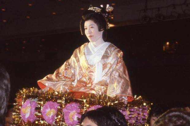 披露宴で神輿に乗って入場する原由子（1982年2月28日）