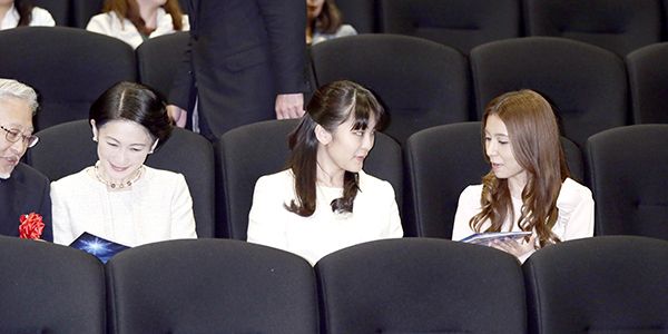 眞子さまに説明するMay J