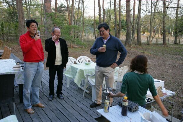 2013年にバーベキューで乾杯。左から安倍、加計、萩生田の各氏（萩生田氏のブログより）