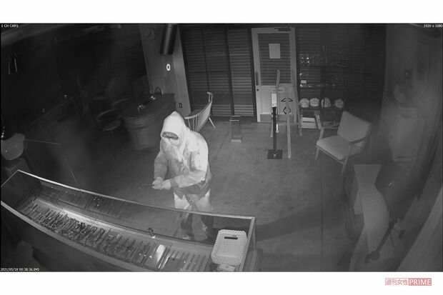 バールを両手に握りしめ…（江口時計店提供）2/8