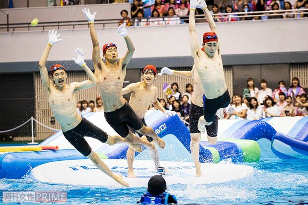 プールにダイブする紅組メンバー　撮影／廣瀬靖士