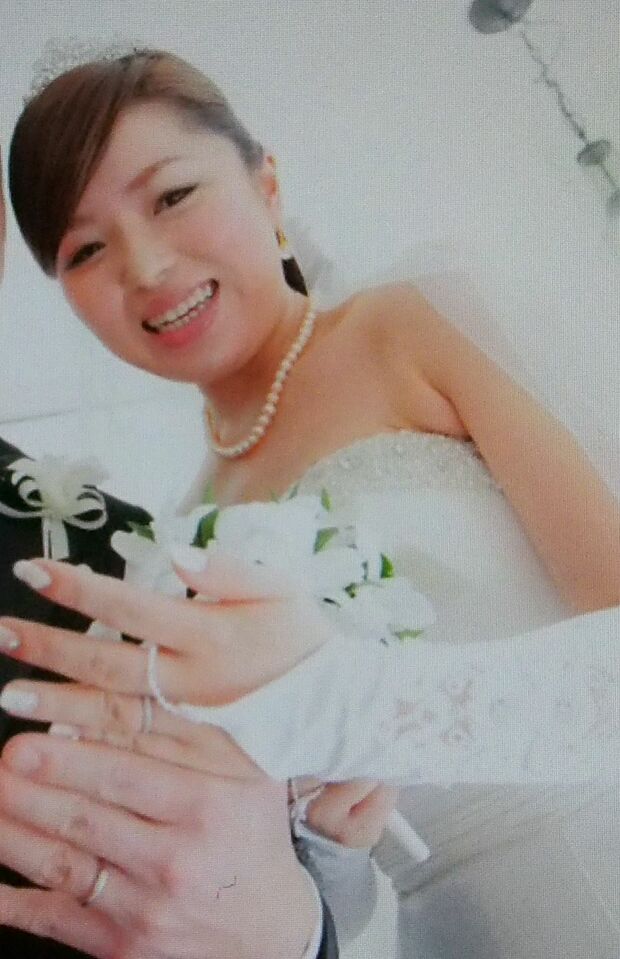 幸せそうな表情でほほえむ美樹さんの結婚式の写真（遺族提供）