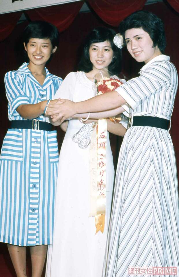 森昌子、山口百恵、石川さゆりがイベントで手をたずさえる(1975年8月27日)