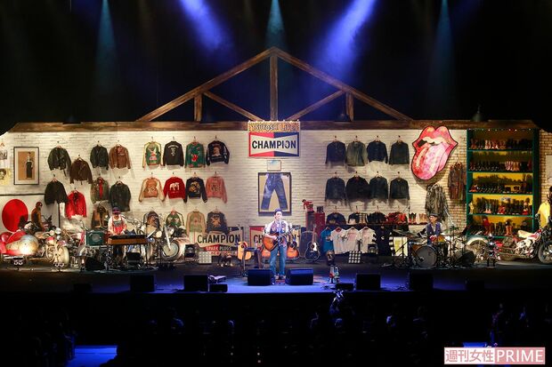 ステージには200万円のジーンズや愛用のバイク、稲垣吾郎からもらったというTシャツなども