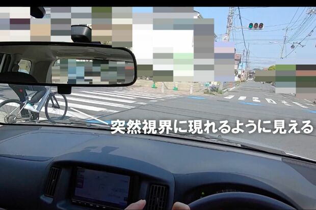 【2】交差点での左折時に巻き込みや衝突事故の原因に（提供＝au損害保険株式会社）