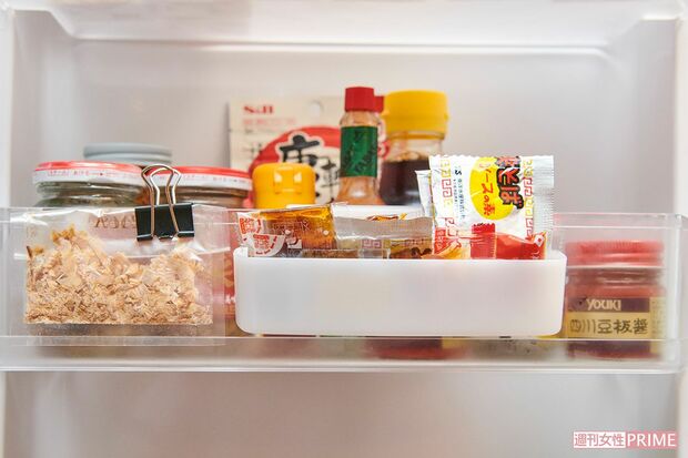 使いかけのかつお節や小袋調味料などは、文具用のクリップでドアポケットに挟む。目につきやすく、使い忘れにくい
