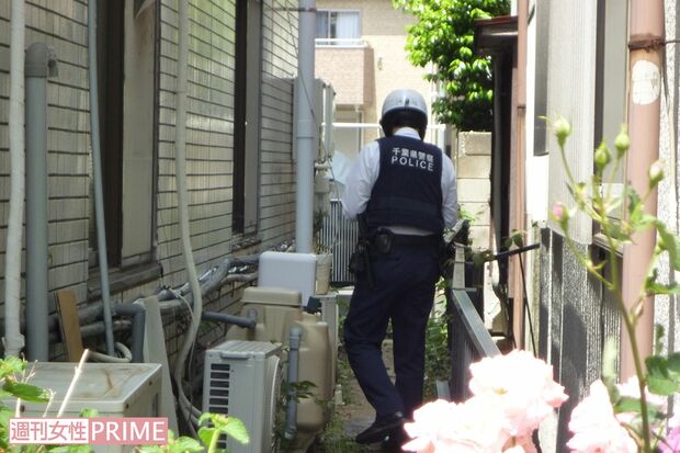 路地に面した閑静な住宅街の一角にある