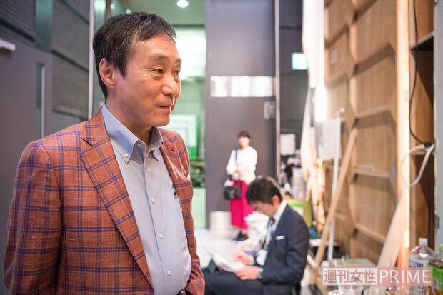 【12:20】第2部（12:50～。取材時は12:30〜だった）に向けてスタジオ裏で待機。『あさイチ』ではおやじギャグでおなじみだったが、「デーブさんのコーナーで、彼のギャグにうまく切り返せるのか、そこがいちばん緊張します（笑）」　撮影／山田智絵