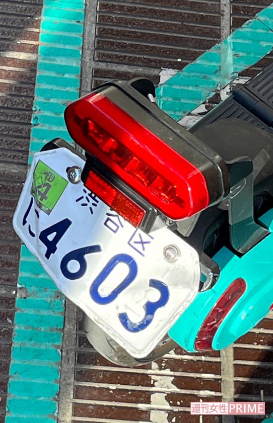 停められた車両のナンバーはボコボコ状態で数字が見づらいものも