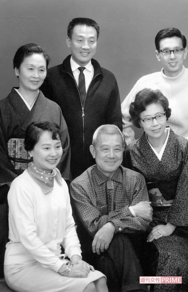 家族写真。前列左から30歳のころの滝野さん、父、姉。後列左から母、弟、兄