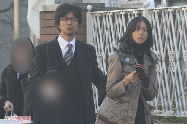 '11年 娘の卒業式に参加した仲村トオル、鷲尾いさ子夫妻