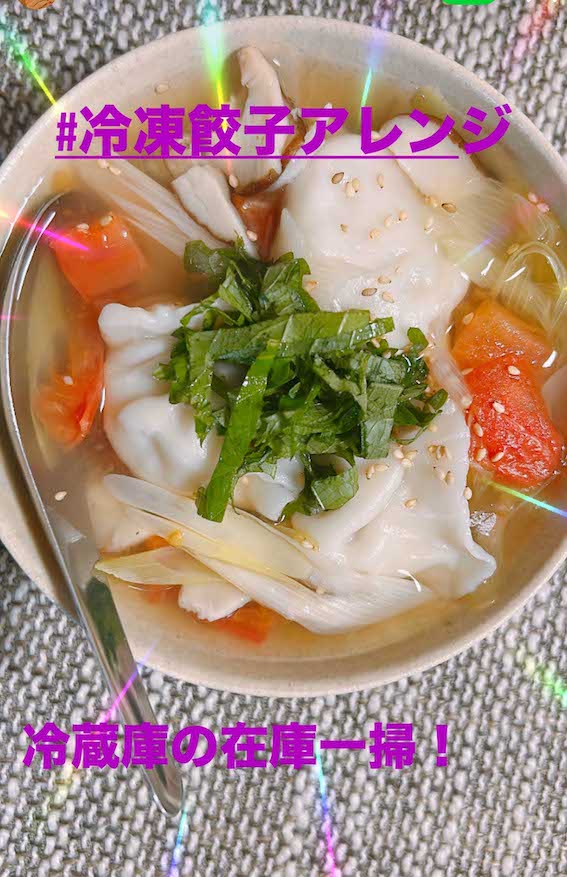 「冷蔵庫の残り野菜と一緒に具だくさんスープに。1品で大満足の完全栄養食!（@roco）」