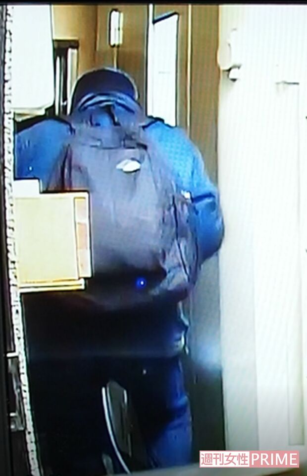 下駄箱を物色し、気に入った長靴を盗み出す一部始終が防犯カメラに映し出されていた。最初に2足盗み、数分後にもう2足盗むために屋内に侵入。犯行時間はそれぞれ30秒程度だった