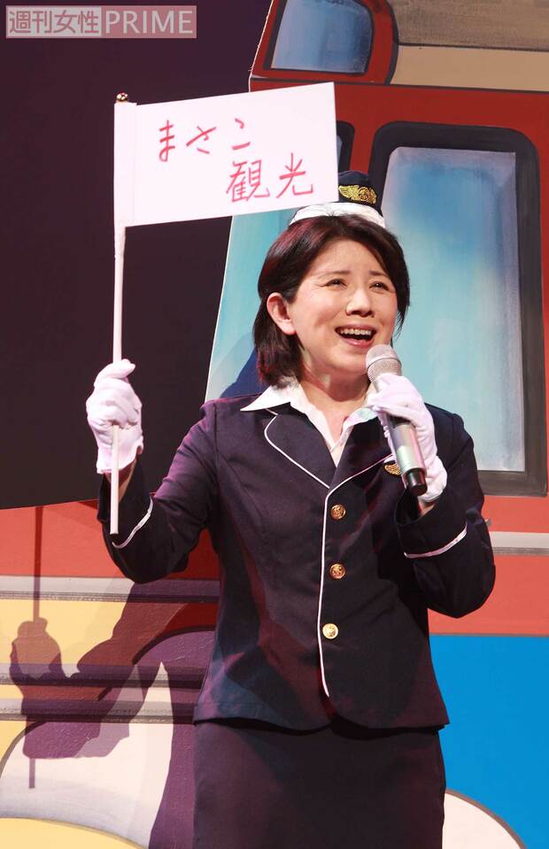 デビュー40周年コンサートではバスガイド姿で熱唱する森（’11年）