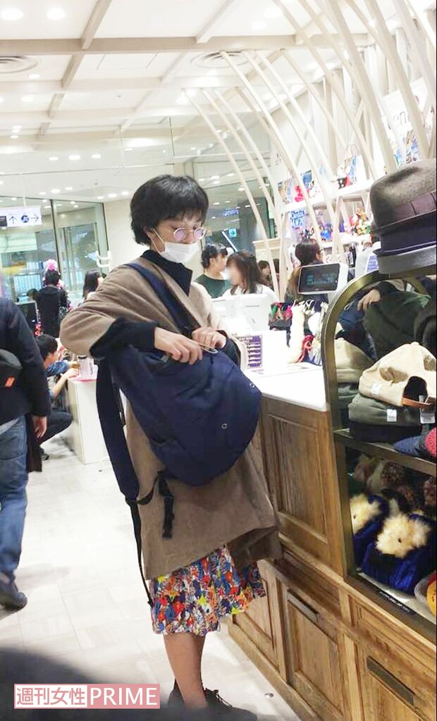 悩み抜いて選んだ帽子をレジで会計する門脇麦