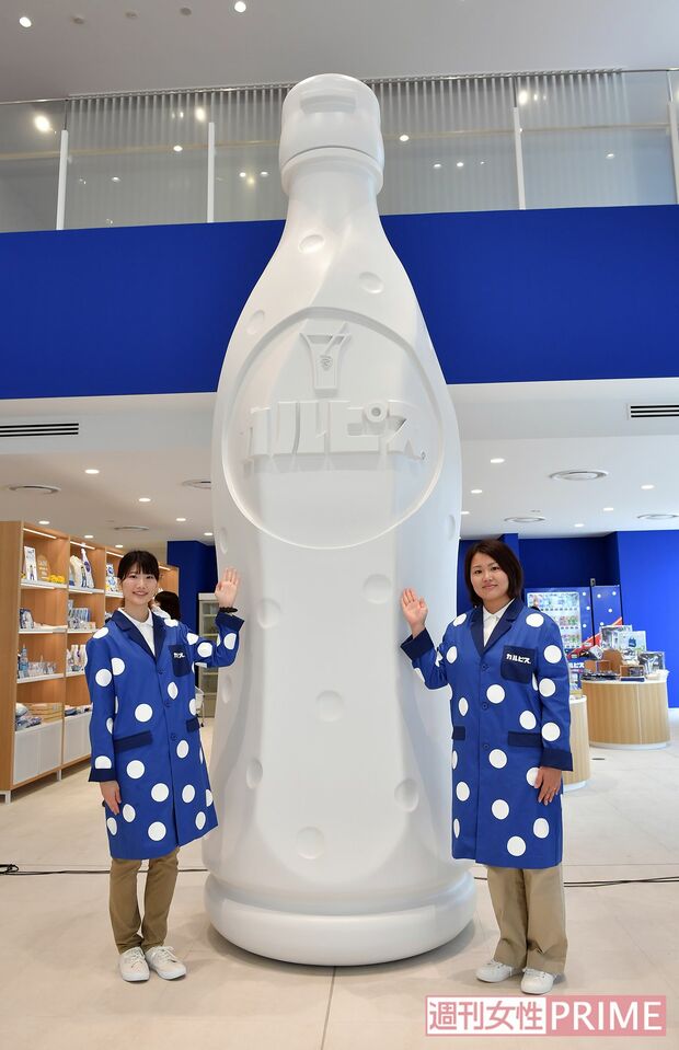インスタ映え!?　高さ4mの巨大ピースボトルと記念撮影　撮影／渡邉智裕