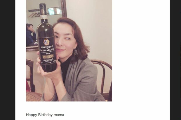 優一氏のブログより、ワインを抱えて映る景子さん。優一氏の芸能活動への理解も離婚の原因と報じられた