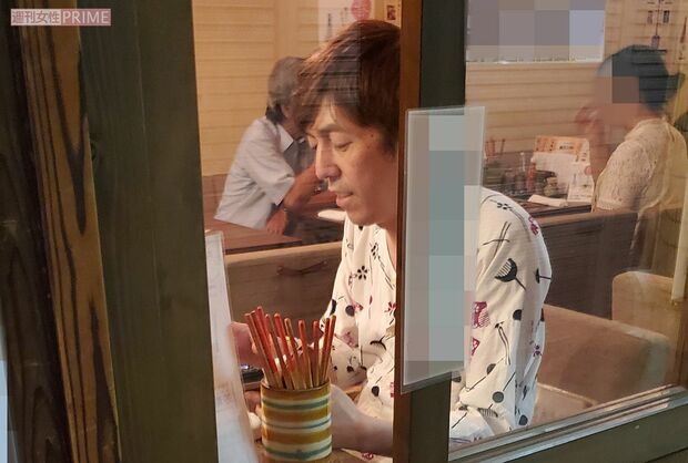 東京・杉並区の沖縄料理店で女性と食事を楽しむ小堀裕之