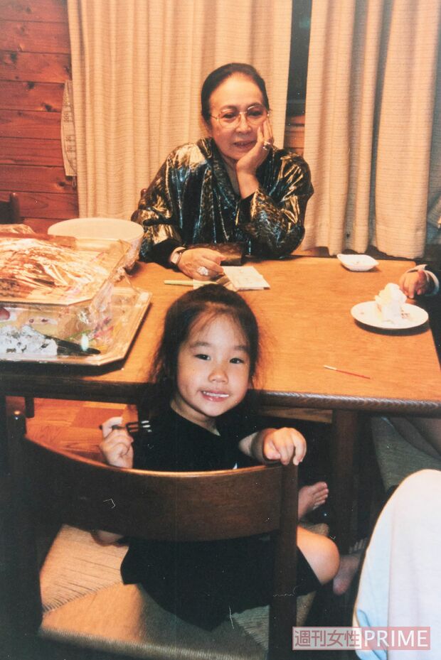 孫の爽子を優しく見守る、ありし日の紫さん