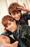 BOYS AND MENの小林豊(上)と水野勝 撮影/佐藤靖彦