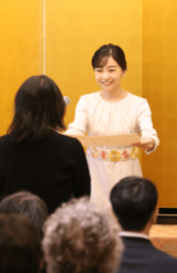 「第72回日本伝統工芸展」授賞式で、ガラス工芸作家の和泉香織さんに総裁賞を授与（2025年9月4日）