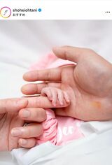 2025年5月の母の日に、愛娘との手つなぎ写真を公開した大谷翔平のインスタグラム