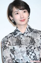 猫背がコンプレックスだという波瑠