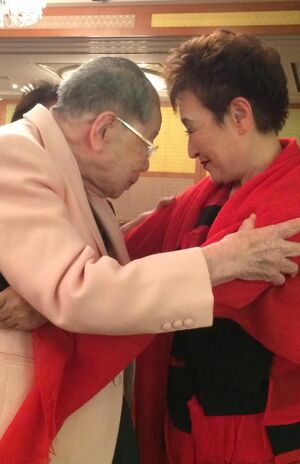 「新老人の会」で、加藤登紀子さんが『愛の讃歌』を歌った後、抱き合った2人。日野原さんは加藤さんが以前所属していた事務所の石井好子さんと旧知の仲。だから「好子ちゃんの登紀子ちゃん」という認識だったかもと