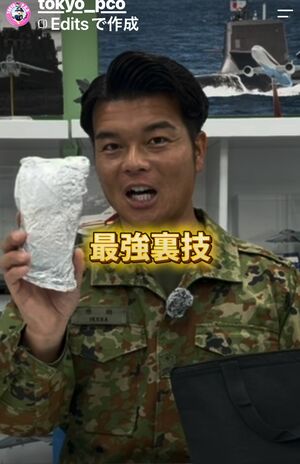 災害への備え方をわかりやすく紹介している池田さん（【公式】自衛隊東京地方協力本部Instagramより）