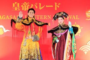 同じく長崎出身の仲里依紗が皇后役。2人の衣装は特注で制作された(福山雅治の公式Xより)