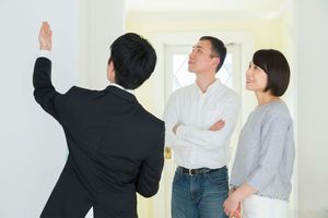 売却時の査定は２段階。まずは立地や築年数などの情報で大まかな簡易査定をしてから、実際に物件を見て詳細査定を行う