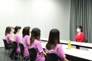 式典後、東北大学の大学院生と懇談