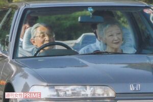 平成25年9月、皇居内でテニスをされる時などは上皇さまが車を運転されることも。