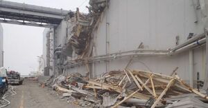  2号機と3号機の間にある通路に積まれたガレキ。作業員が重機で撤去した