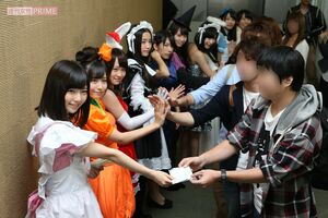 映画『私立バカレア高校』試写会イベントで、ファンと交流するAKB48（2013年）