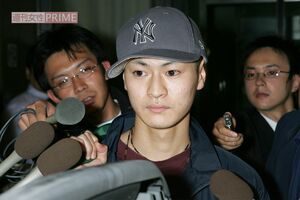 病院にて窪塚洋介の容態を語る弟の窪塚俊介1