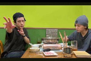有名ホスト・軍神のポーズをキメる二宮和也（『よにのちゃんねる』より）