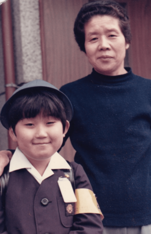 幼少期の歌川さん(左)を救った、たった1人の味方“ばあちゃん”と