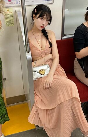 DJ SODAの騒動が起こった際にアップした電車内でのファッション（本人公式Xより）