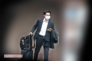 出張なのか、大荷物で外出する井澤健太朗アナウンサー