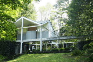 さまざまな種類の木々が茂る自然の中に佇む『軽井沢高原文庫』（公式SNSより）