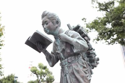 令和に“裸像”はNG?「時代にそぐわない」お馴染みの『小便小僧』や『二宮金次郎』も“撤去”の流れ…決着…