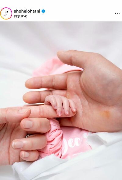 2025年5月の母の日に、愛娘との手つなぎ写真を公開した大谷翔平のインスタグラム