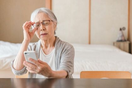 老眼でスマホがつらいという方も試してみては　※画像はイメージです